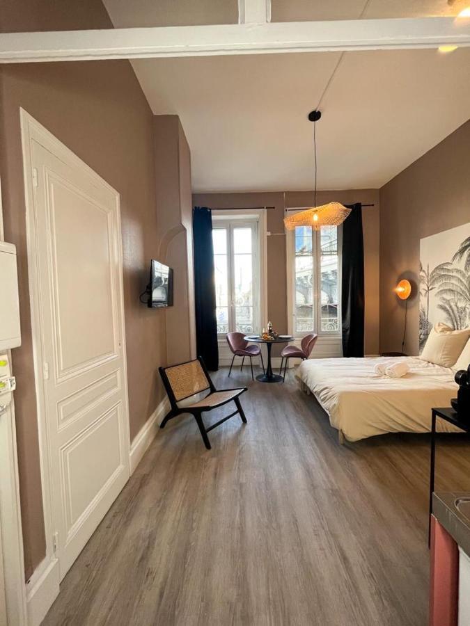 Suite Petra Lyon Luaran gambar