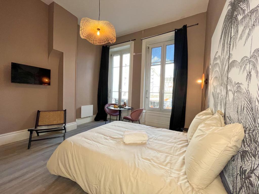 Suite Petra Lyon Luaran gambar